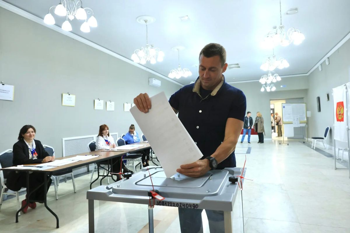 Депутат Московской областной Думы Александр Легков проинспектировал участковые избирательные комиссии в Мытищах Депутат Московской областной Думы Александр Легков проинспектировал участковые избирательные комиссии в Мытищах