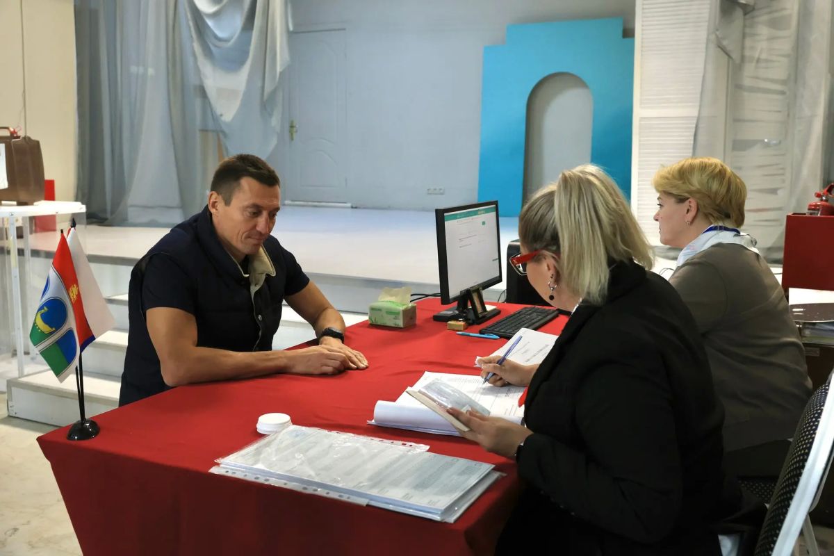 Депутат Московской областной Думы Александр Легков проинспектировал участковые избирательные комиссии в Мытищах Депутат Московской областной Думы Александр Легков проинспектировал участковые избирательные комиссии в Мытищах