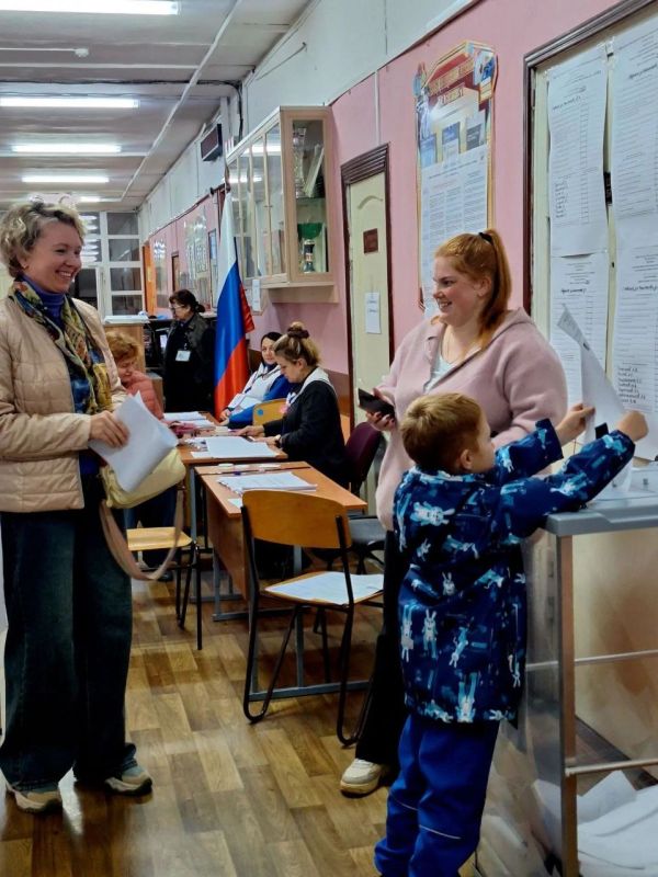 Голосуем семьями: на избирательных участках Подольска родители приходят на выборы вместе с детьми Голосуем семьями: на избирательных участках Подольска родители приходят на выборы вместе с детьми