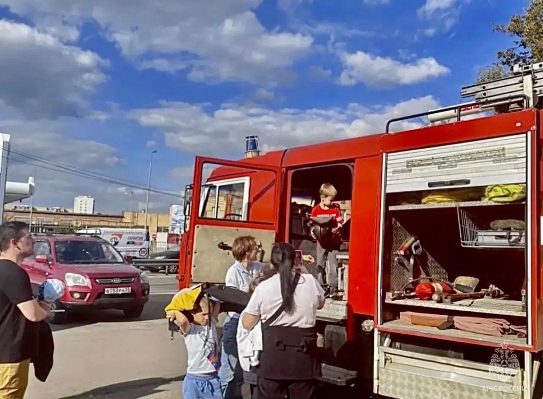 Уроки безопасности в кабине спецтехники: первоклассники Королева посетили 80 ПСЧ Уроки безопасности в кабине спецтехники: первоклассники Королева посетили 80 ПСЧ