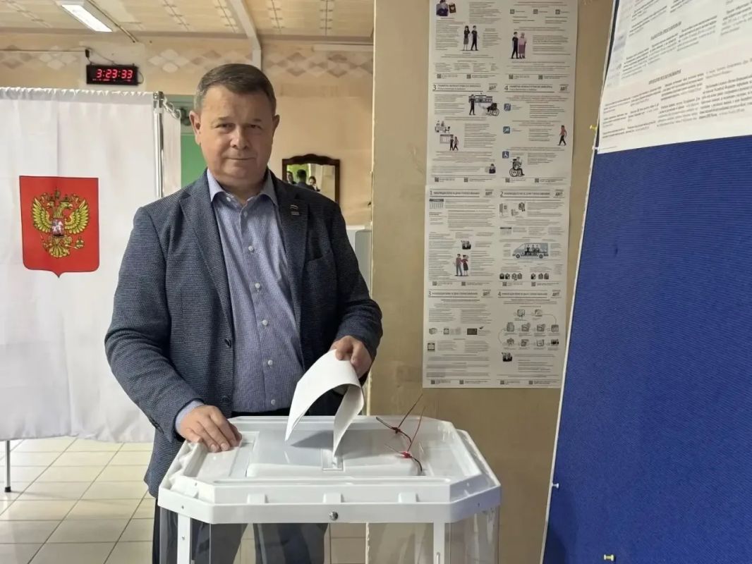 Председатель Совета депутатов Жуковского Юрий Прохоров принял участие в голосовании Председатель Совета депутатов Жуковского Юрий Прохоров принял участие в голосовании