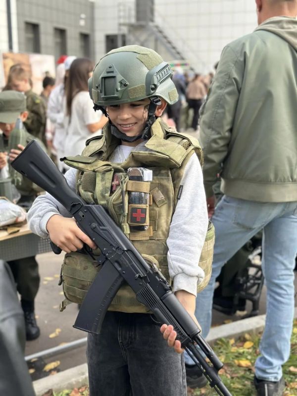 В Центре образования № 21 прошло традиционное благотворительное мероприятие, которое стало важной площадкой для взаимодействия школьников, их семей и местного населения В Центре образования № 21 прошло традиционное благотворительное мероприятие, которое стало важной площадкой для взаимодействия школьников, их семей и местного населения