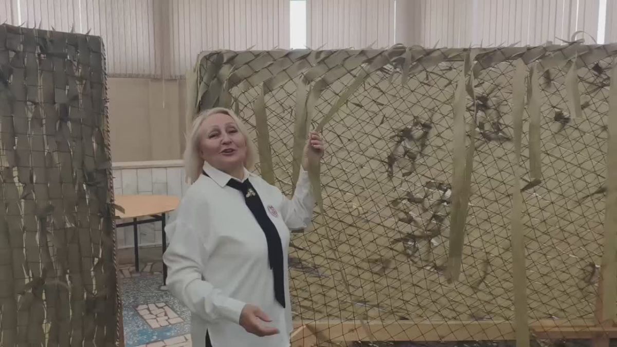 «Вплети ленту Победы»: участницы организации «Добрые сердца» плетут сети для бойцов на УИК №839