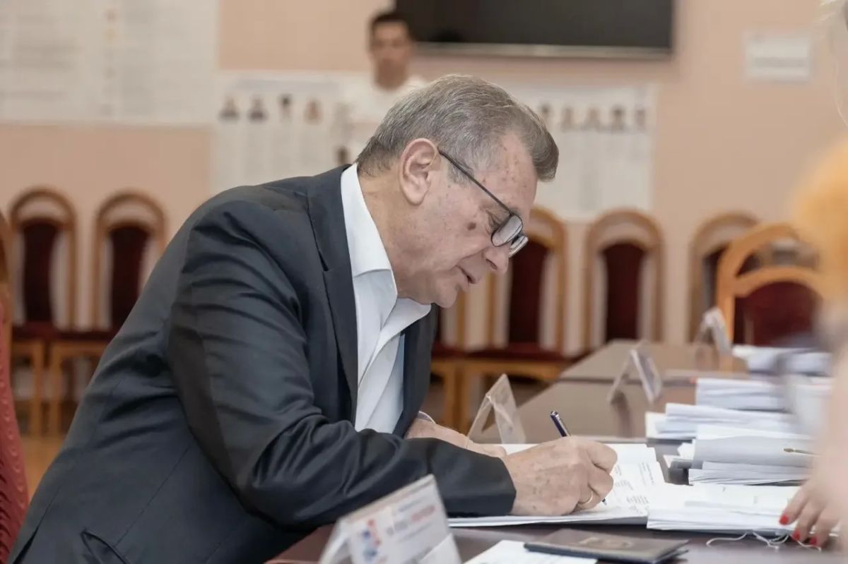 Глава Жуковского Андроник Пак проголосовал на избирательном участке во Дворце культуры Глава Жуковского Андроник Пак проголосовал на избирательном участке во Дворце культуры