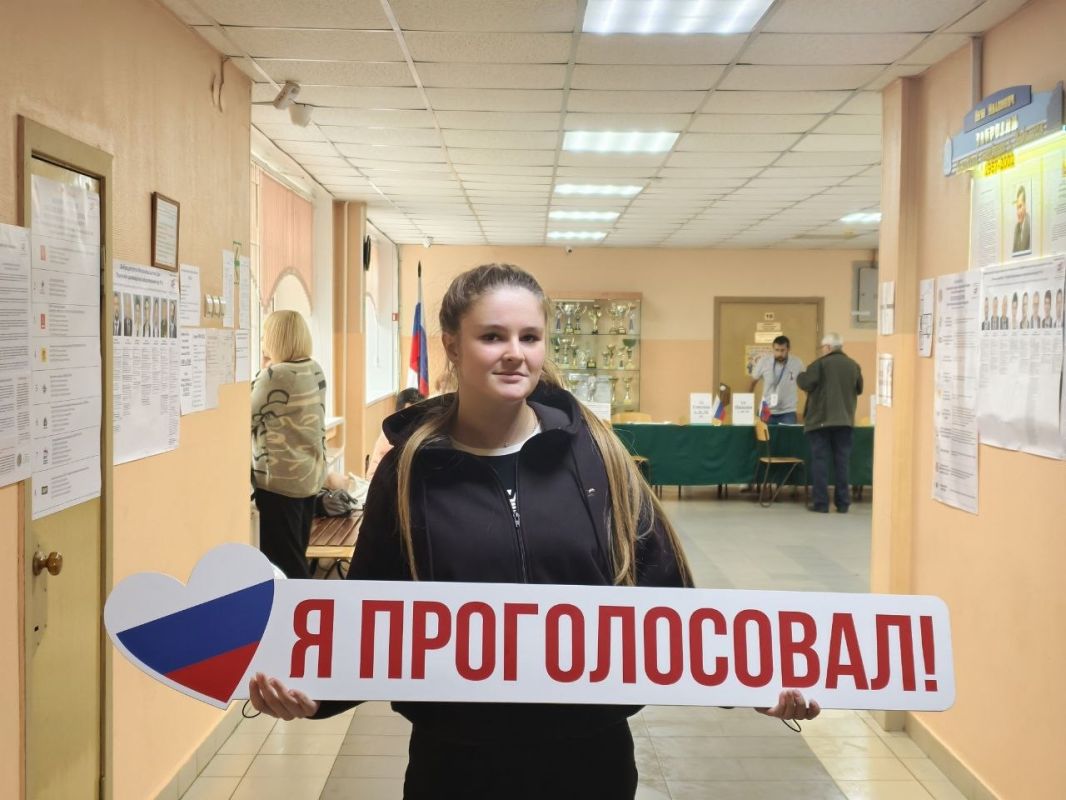 Первый голос в родной школе: выпускница пришла на участок как избиратель и наблюдатель