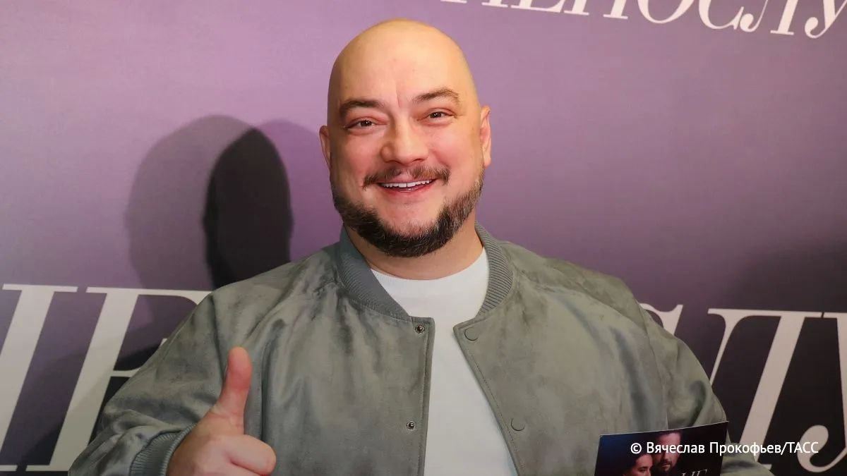 Роману Юнусову, известному по шоу Comedy Club, стало плохо, когда он играл в спектакле "Подыскиваю жену, недорого!" в "Театриуме на Серпуховке"