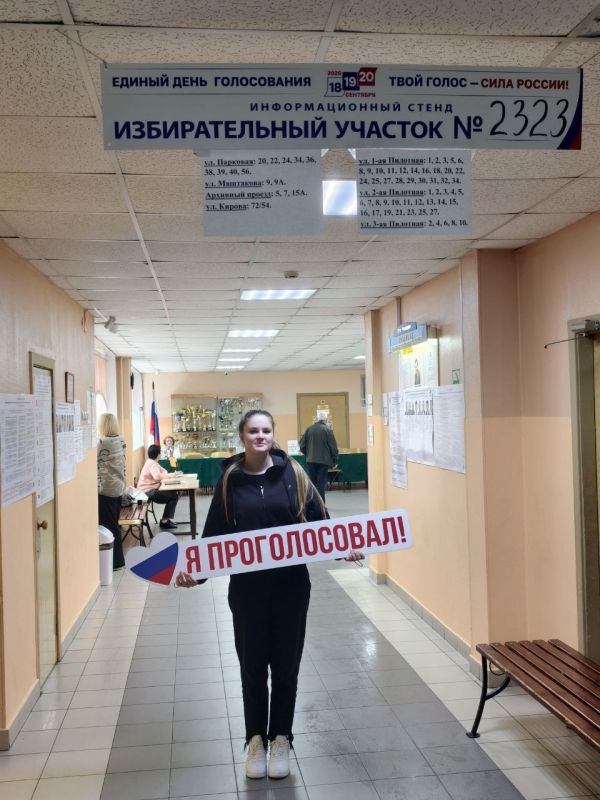 Первый голос в родной школе: выпускница пришла на участок как избиратель и наблюдатель Первый голос в родной школе: выпускница пришла на участок как избиратель и наблюдатель