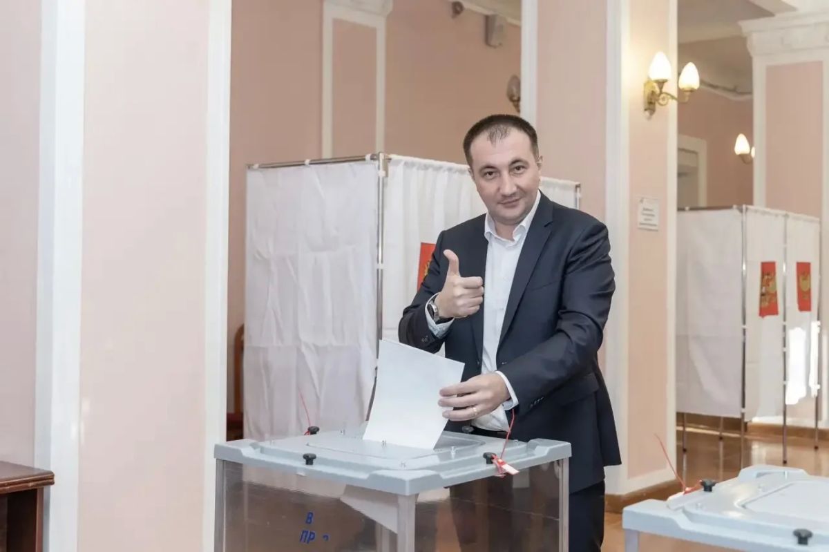 Глава Жуковского Андроник Пак проголосовал на избирательном участке во Дворце культуры Глава Жуковского Андроник Пак проголосовал на избирательном участке во Дворце культуры