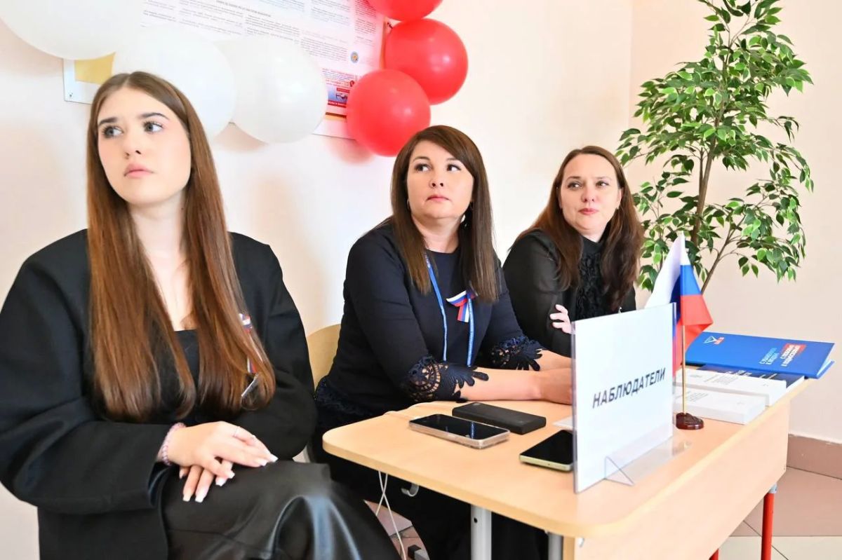 Сегодня проголосовали вместе с супругой в школе №16 в микрорайоне Дзержинский Сегодня проголосовали вместе с супругой в школе №16 в микрорайоне Дзержинский