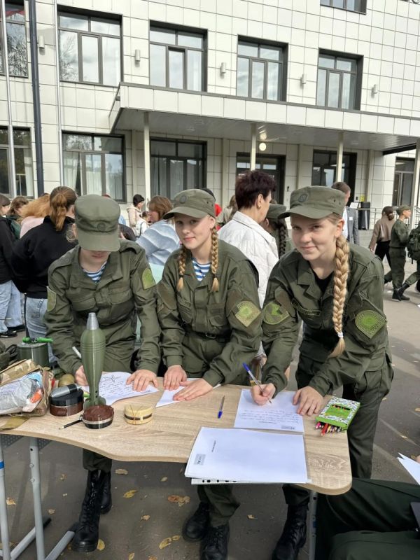 В Центре образования № 21 прошло традиционное благотворительное мероприятие, которое стало важной площадкой для взаимодействия школьников, их семей и местного населения В Центре образования № 21 прошло традиционное благотворительное мероприятие, которое стало важной площадкой для взаимодействия школьников, их семей и местного населения