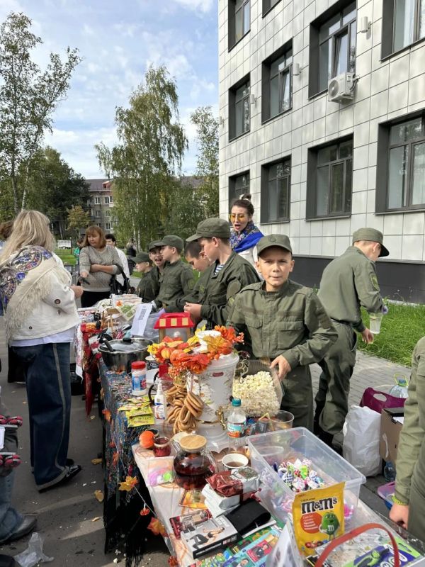 В Центре образования № 21 прошло традиционное благотворительное мероприятие, которое стало важной площадкой для взаимодействия школьников, их семей и местного населения В Центре образования № 21 прошло традиционное благотворительное мероприятие, которое стало важной площадкой для взаимодействия школьников, их семей и местного населения