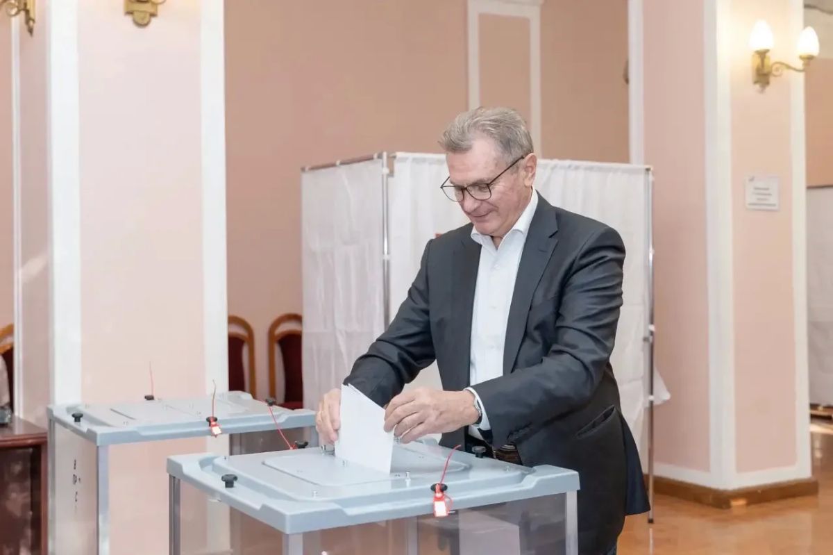 Глава Жуковского Андроник Пак проголосовал на избирательном участке во Дворце культуры Глава Жуковского Андроник Пак проголосовал на избирательном участке во Дворце культуры