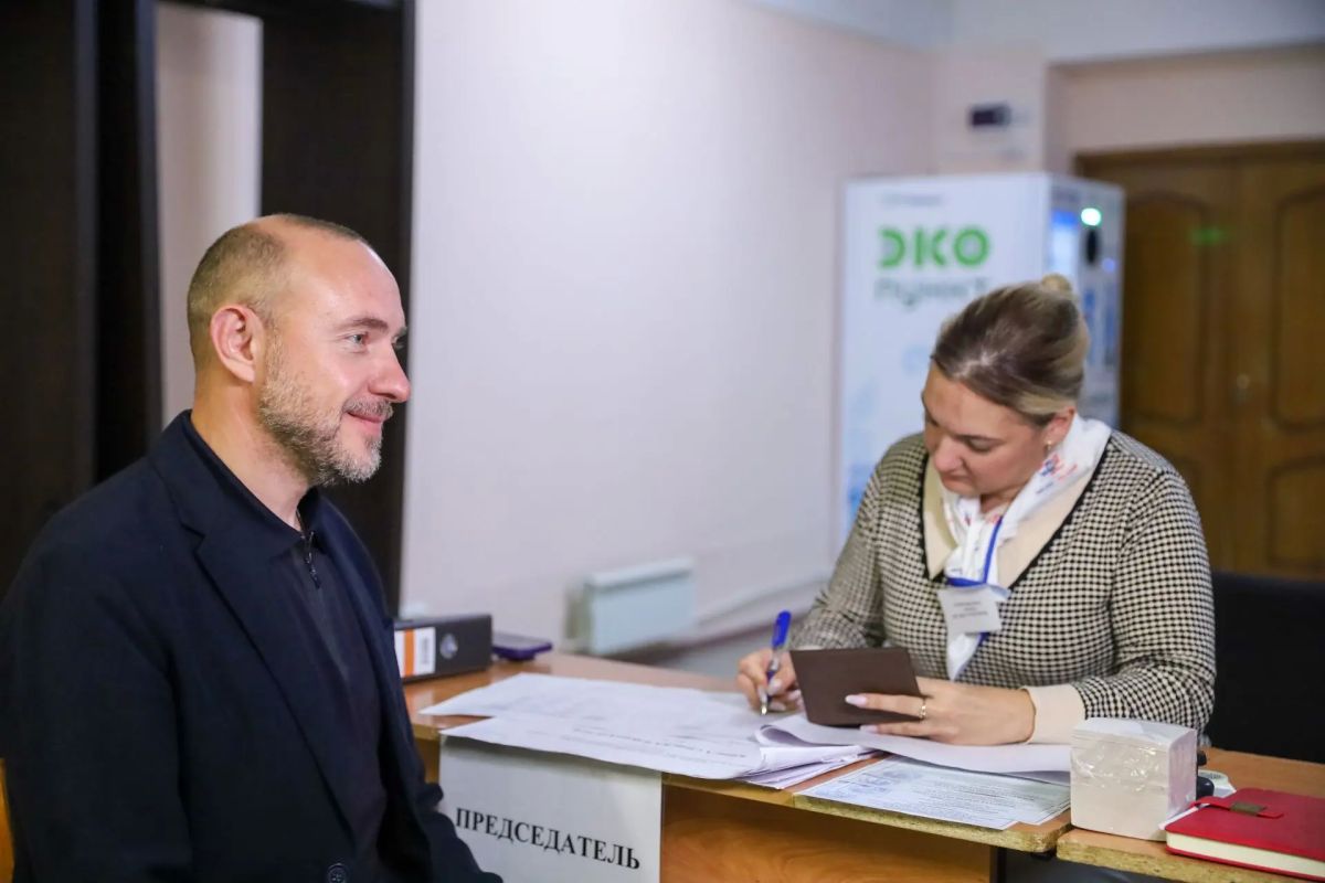 Константин Михальков: Сегодня проголосовал на избирательном участке в Гимназии №6 Константин Михальков: Сегодня проголосовал на избирательном участке в Гимназии №6