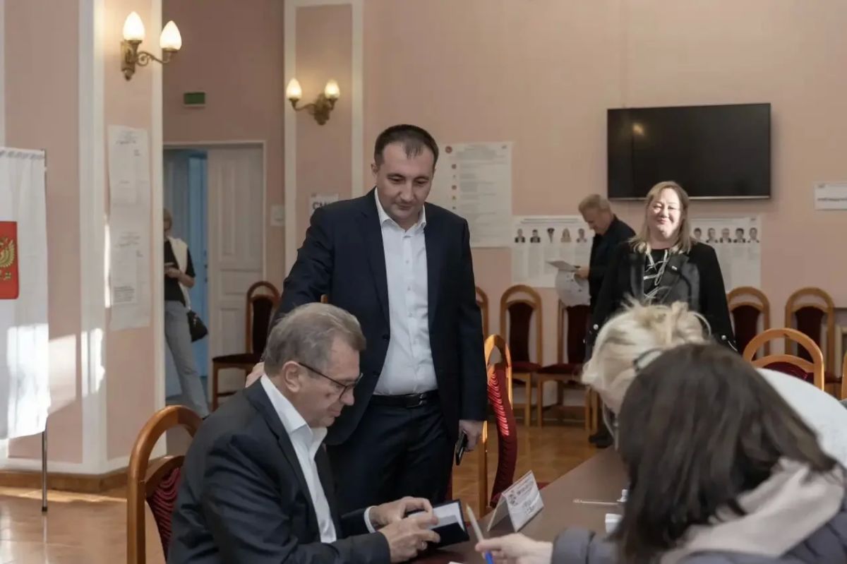 Глава Жуковского Андроник Пак проголосовал на избирательном участке во Дворце культуры Глава Жуковского Андроник Пак проголосовал на избирательном участке во Дворце культуры