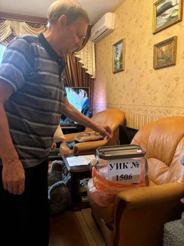 Члены участковых комиссий проводят надомное голосование для жителей Люберец Члены участковых комиссий проводят надомное голосование для жителей Люберец