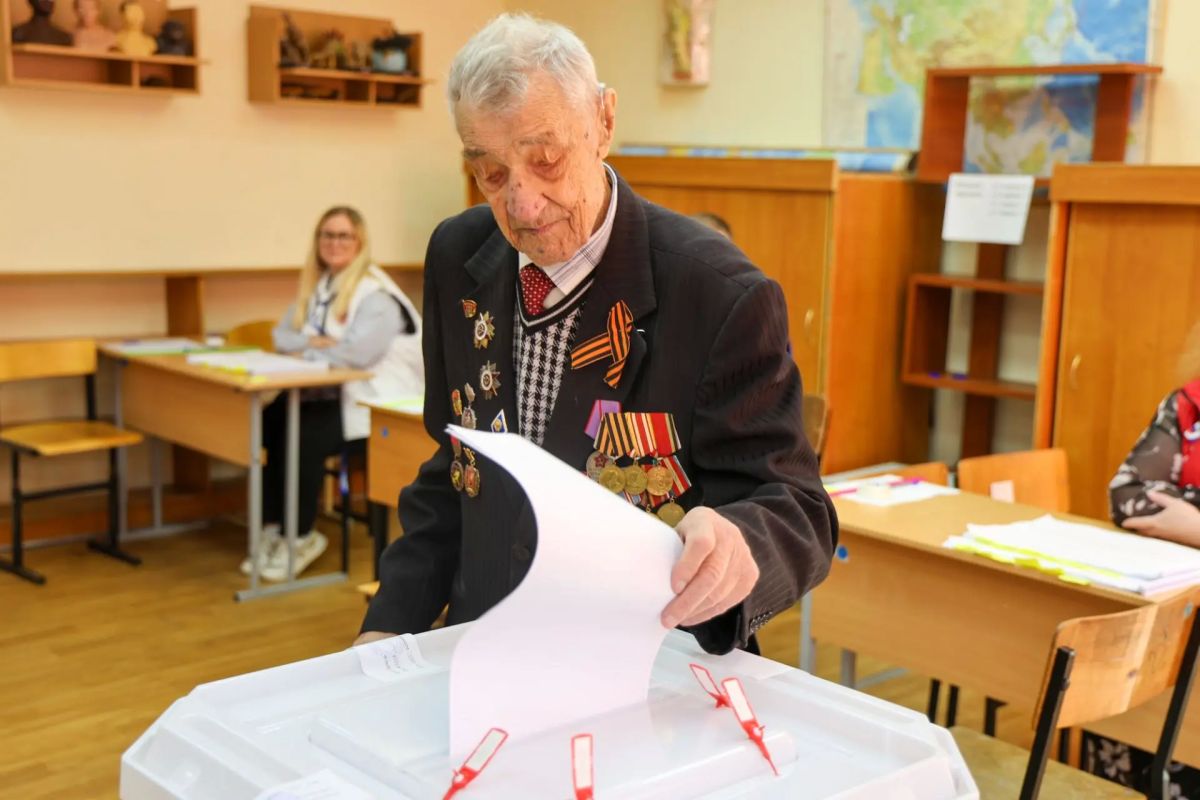 В голосовании на выборах принял участие 100-летний житель Электростали, ветеран Великой Отечественной войны, почётный гражданин нашего города Николай Иванович Рысев В голосовании на выборах принял участие 100-летний житель Электростали, ветеран Великой Отечественной войны, почётный гражданин нашего города Николай Иванович Рысев