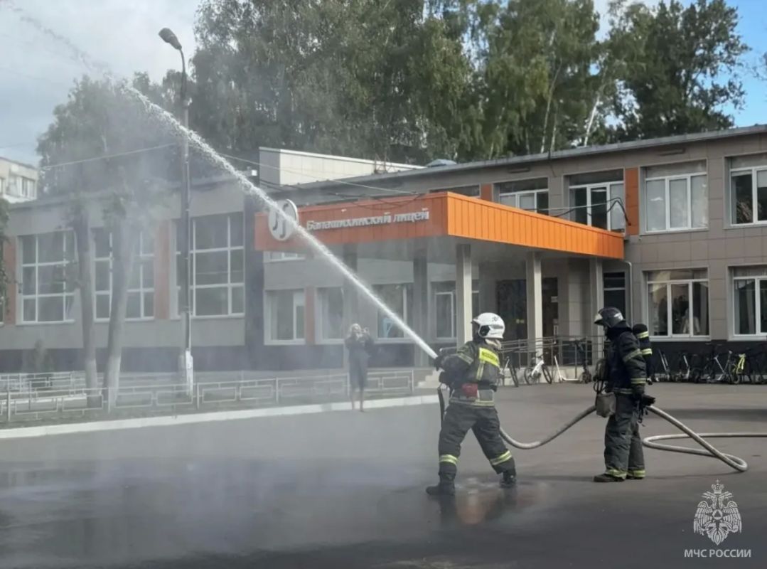 В Балашихинском лицее прошла масштабная тренировка по пожарной безопасности В Балашихинском лицее прошла масштабная тренировка по пожарной безопасности