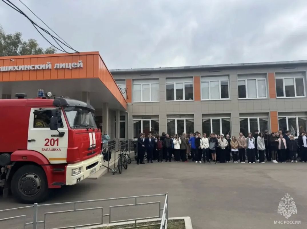 В Балашихинском лицее прошла масштабная тренировка по пожарной безопасности В Балашихинском лицее прошла масштабная тренировка по пожарной безопасности