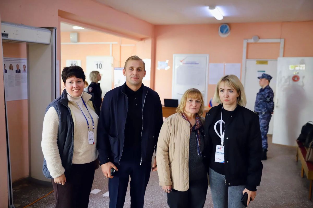 Константин Михальков: Сегодня избирательные участки в школах №4 и №5, и в лицее №7 посетил волонтёр СВО, многократный чемпион России и мира по смешанным единоборствам Александр Зарубин Константин Михальков: Сегодня избирательные участки в школах №4 и №5, и в лицее №7 посетил волонтёр СВО, многократный чемпион России и мира по смешанным единоборствам Александр Зарубин