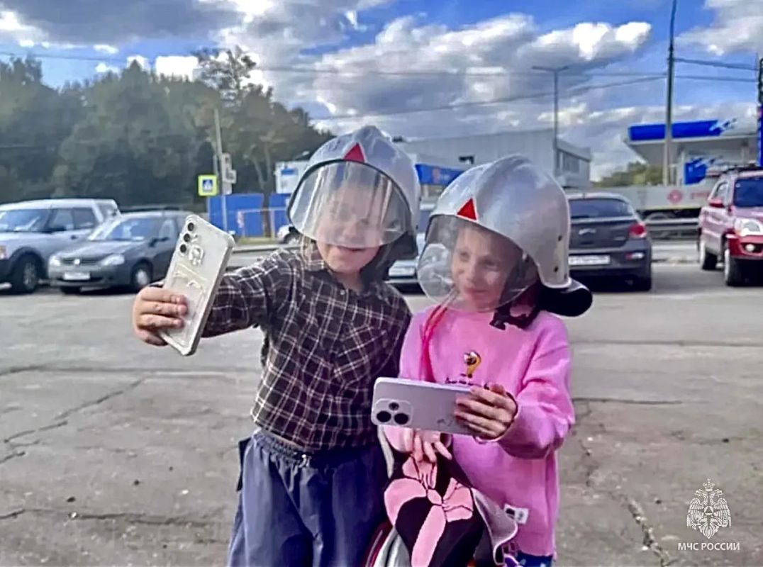 Уроки безопасности в кабине спецтехники: первоклассники Королева посетили 80 ПСЧ Уроки безопасности в кабине спецтехники: первоклассники Королева посетили 80 ПСЧ