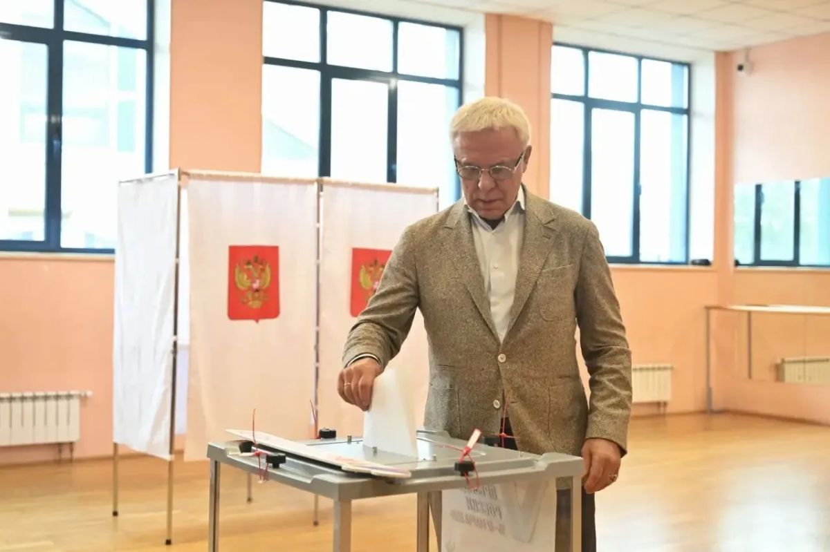 Депутат Государственной Думы, легендарный спортсмен Вячеслав Фетисов проголосовал на избирательном участке на стадионе «Авангард» в Домодедово