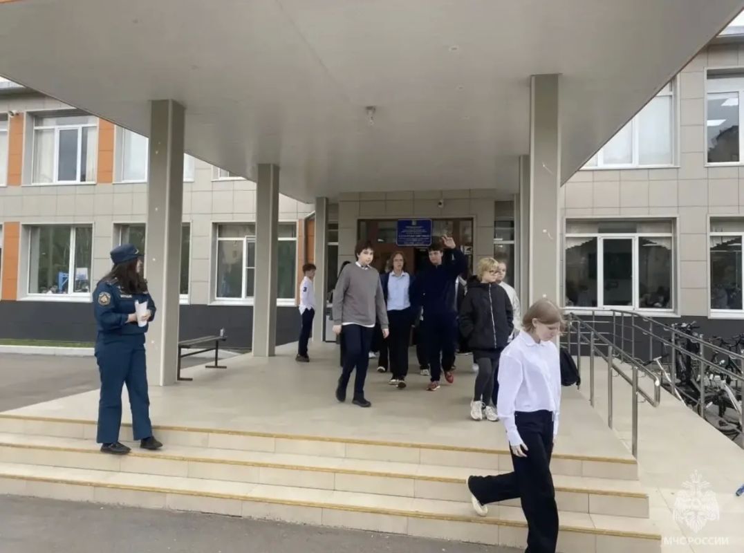 В Балашихинском лицее прошла масштабная тренировка по пожарной безопасности В Балашихинском лицее прошла масштабная тренировка по пожарной безопасности