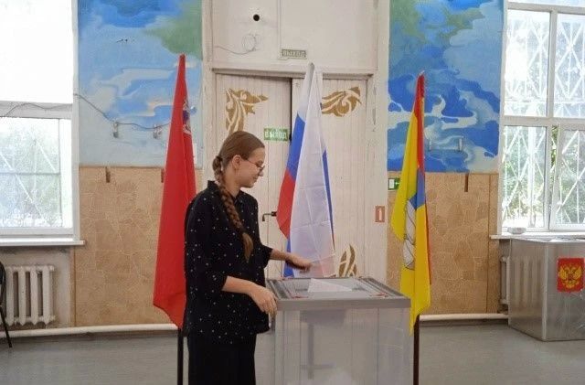 Первый раз на выборы. В последний день голосования за депутатов Госдумы и Мособлдумы на избирательные участки Домодедово приходит много молодых людей, которые впервые делают свой выбор Первый раз на выборы. В последний день голосования за депутатов Госдумы и Мособлдумы на избирательные участки Домодедово приходит много молодых людей, которые впервые делают свой выбор