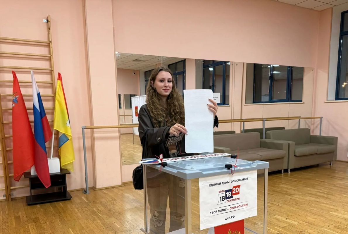 Первый раз на выборы. В последний день голосования за депутатов Госдумы и Мособлдумы на избирательные участки Домодедово приходит много молодых людей, которые впервые делают свой выбор Первый раз на выборы. В последний день голосования за депутатов Госдумы и Мособлдумы на избирательные участки Домодедово приходит много молодых людей, которые впервые делают свой выбор