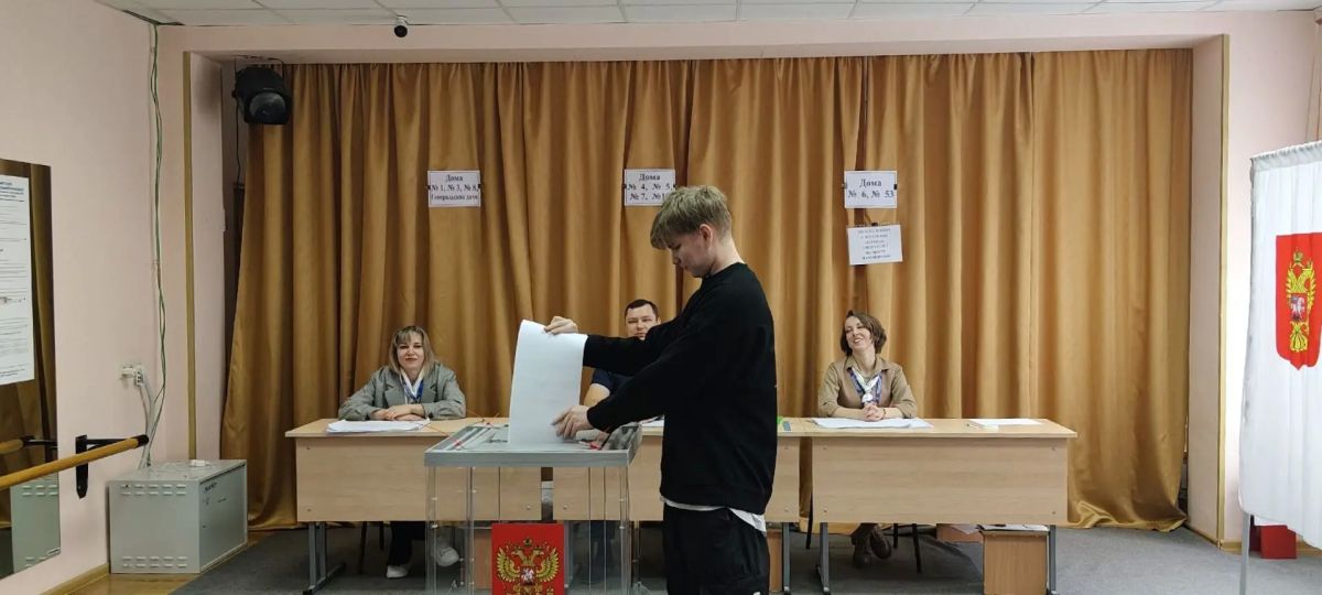 Первый раз на выборы. В последний день голосования за депутатов Госдумы и Мособлдумы на избирательные участки Домодедово приходит много молодых людей, которые впервые делают свой выбор Первый раз на выборы. В последний день голосования за депутатов Госдумы и Мособлдумы на избирательные участки Домодедово приходит много молодых людей, которые впервые делают свой выбор