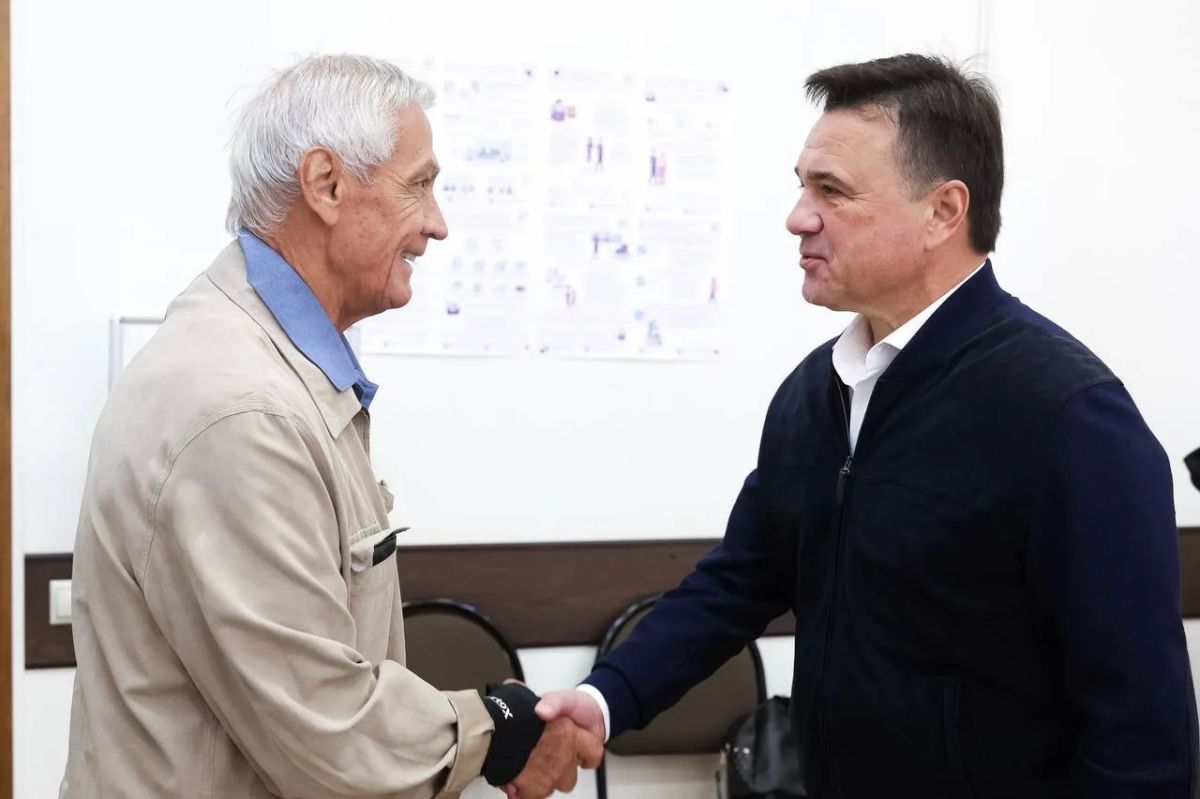 Андрей Воробьев вместе с дочерьми проголосовал на одном из избирательных участков в Одинцовском округе Андрей Воробьев вместе с дочерьми проголосовал на одном из избирательных участков в Одинцовском округе