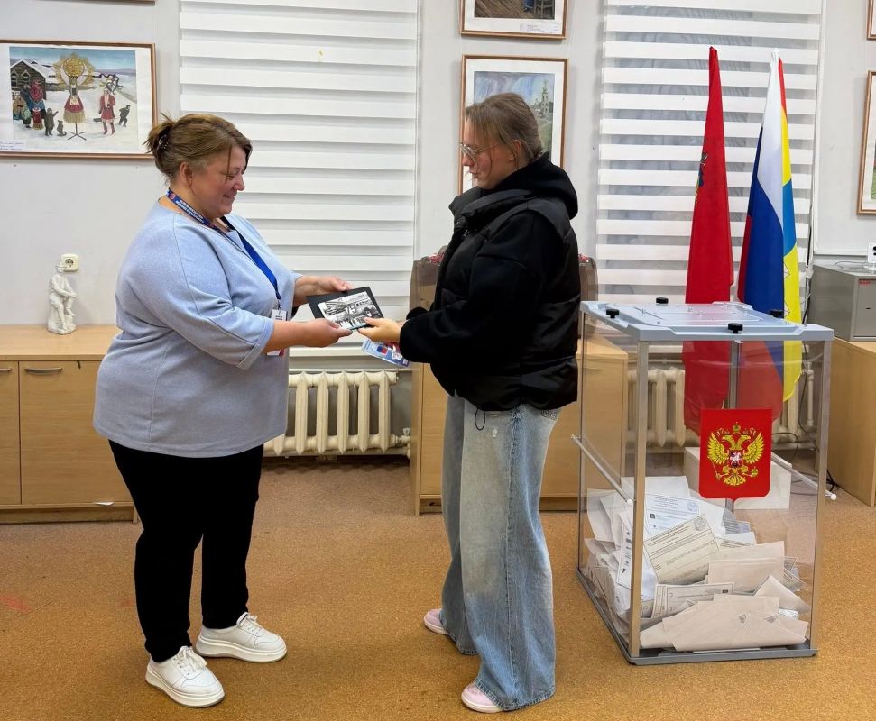 Первый раз на выборы. В последний день голосования за депутатов Госдумы и Мособлдумы на избирательные участки Домодедово приходит много молодых людей, которые впервые делают свой выбор Первый раз на выборы. В последний день голосования за депутатов Госдумы и Мособлдумы на избирательные участки Домодедово приходит много молодых людей, которые впервые делают свой выбор
