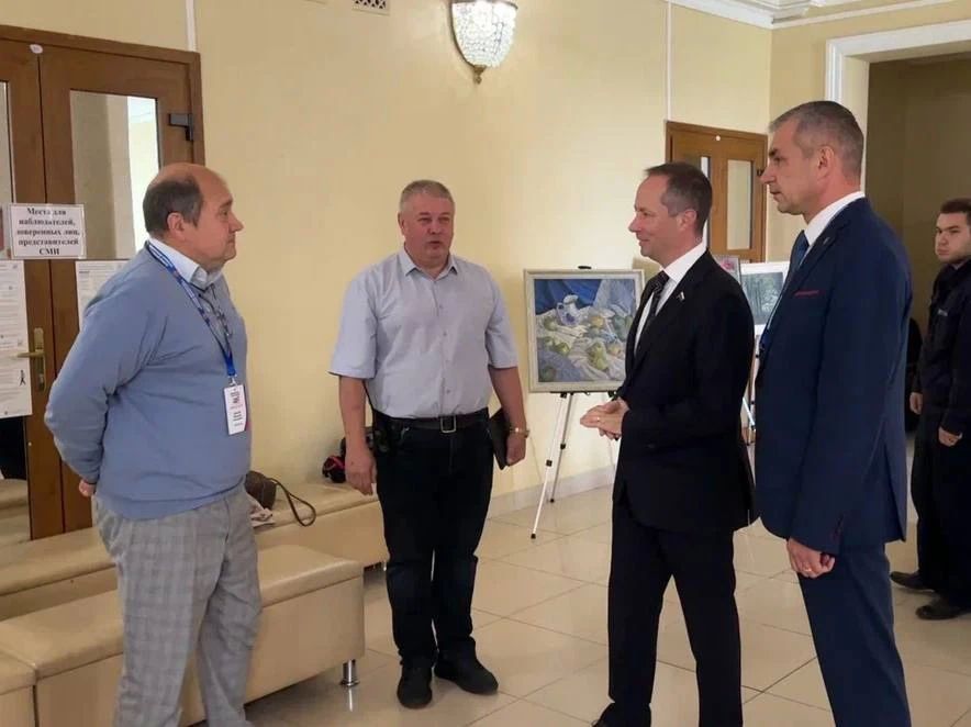 Роман Терюшков посетил один из избирательных участков в городском округе Люберцы, где ознакомился с ходом голосования Роман Терюшков посетил один из избирательных участков в городском округе Люберцы, где ознакомился с ходом голосования