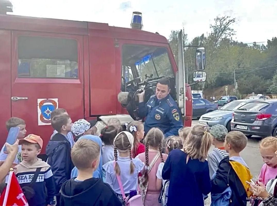 Уроки безопасности в кабине спецтехники: первоклассники Королева посетили 80 ПСЧ Уроки безопасности в кабине спецтехники: первоклассники Королева посетили 80 ПСЧ