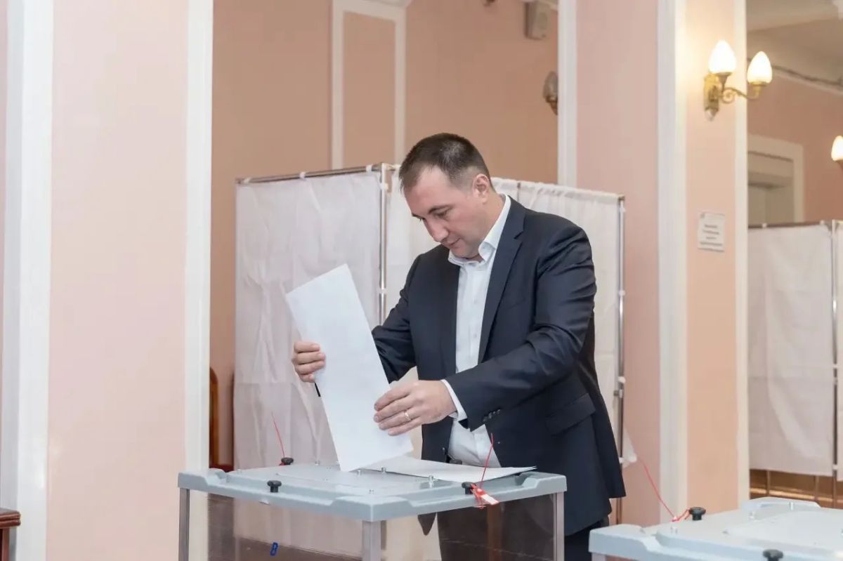 Глава Жуковского Андроник Пак проголосовал на избирательном участке во Дворце культуры