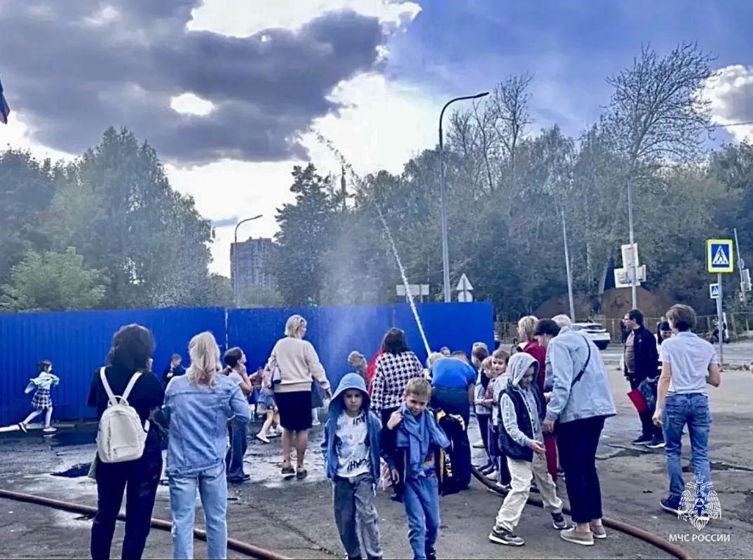 Уроки безопасности в кабине спецтехники: первоклассники Королева посетили 80 ПСЧ Уроки безопасности в кабине спецтехники: первоклассники Королева посетили 80 ПСЧ