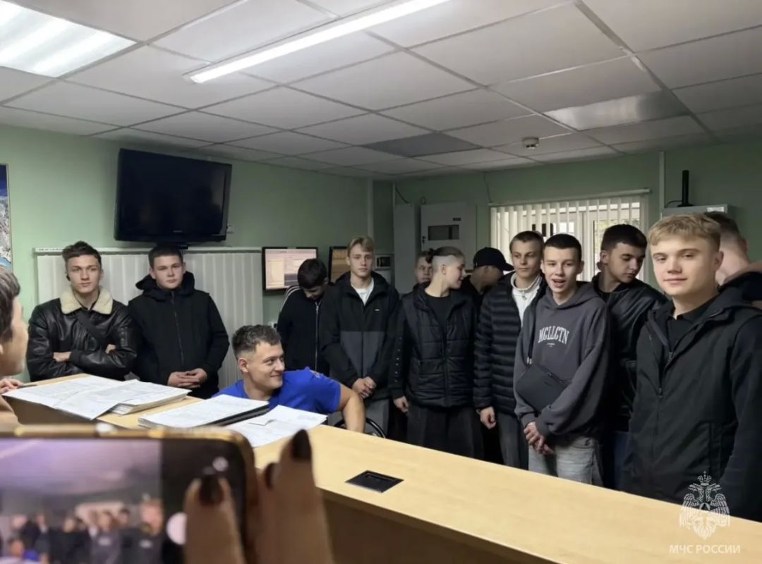 Сотрудники МЧС России провели экскурсию в 67 ПСЧ для студентов колледжа Сотрудники МЧС России провели экскурсию в 67 ПСЧ для студентов колледжа