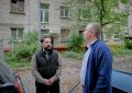 На связи с жителями. Заместитель главы городского округа Красногорск Дмитрий Зверев провел обход территории на улице Парковой в Нахабино