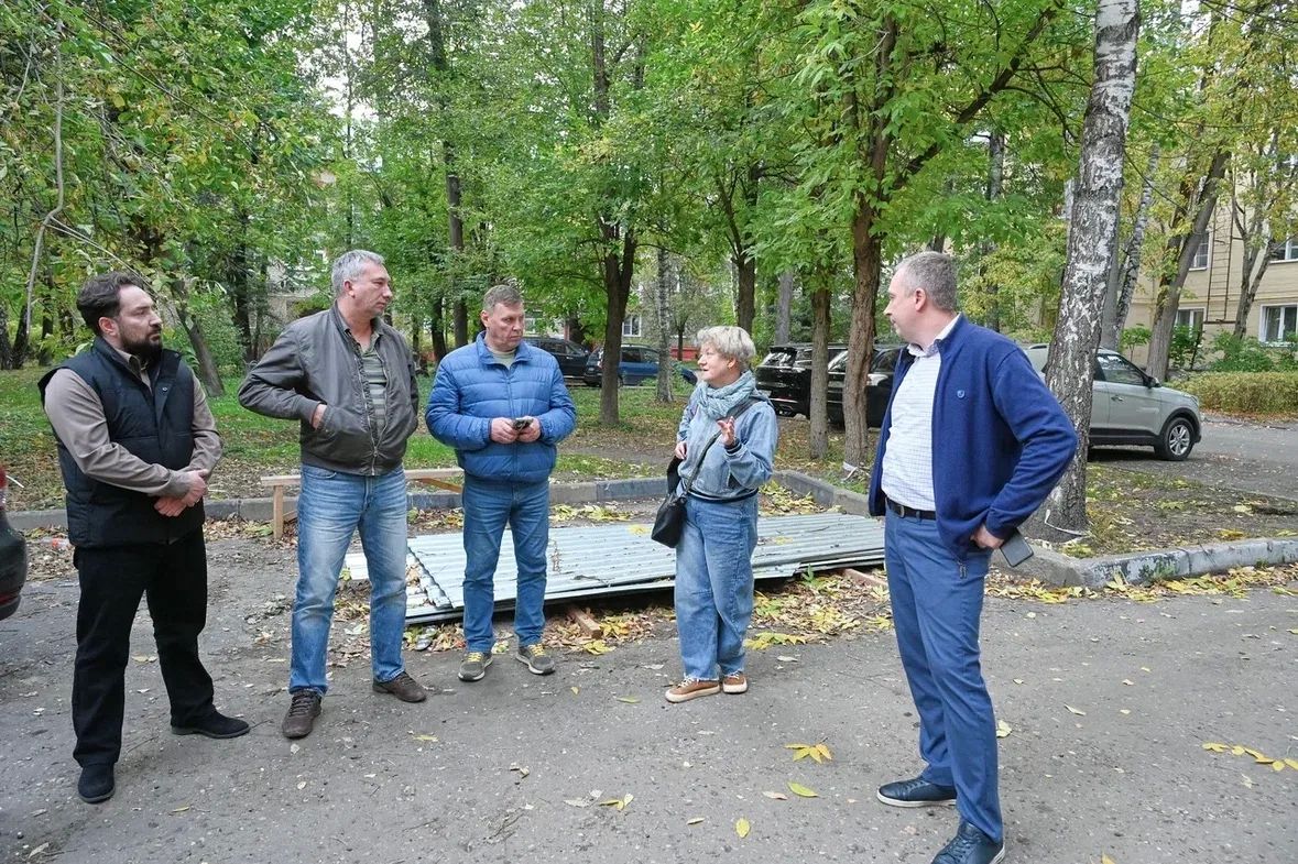 На связи с жителями. Заместитель главы городского округа Красногорск Дмитрий Зверев провел обход территории на улице Парковой в Нахабино На связи с жителями. Заместитель главы городского округа Красногорск Дмитрий Зверев провел обход территории на улице Парковой в Нахабино