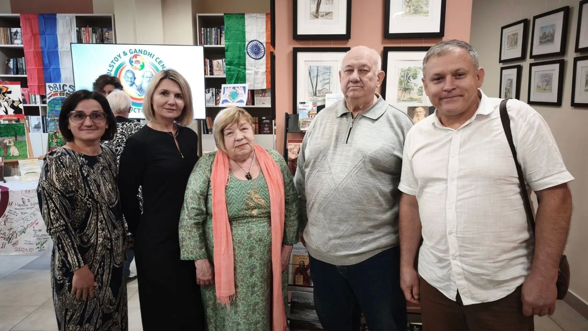 18 сентября Центральная библиотека им. Инны Гофф города Воскресенска стала центром международной встречи-дискуссии «Лев Толстой и Махатма Ганди: великий нравственный путь», посвященной году председательства Индии в БРИКС 18 сентября Центральная библиотека им. Инны Гофф города Воскресенска стала центром международной встречи-дискуссии «Лев Толстой и Махатма Ганди: великий нравственный путь», посвященной году председательства Индии в БРИКС