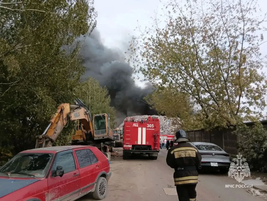В Московской области ликвидирют пожар в промзоне В Московской области ликвидирют пожар в промзоне