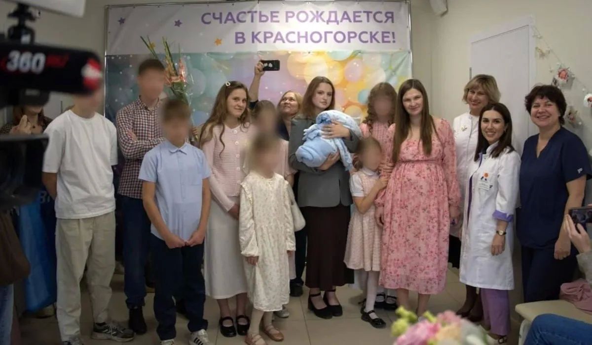 В большой семье большое счастье: Женщина из Подмосковья в 17-й раз стала мамой