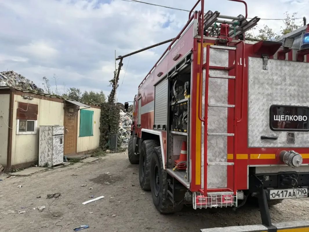На улице Заречной продолжается тушение пожара в здании рядом с мусоросортировочной площадкой «Хартии»