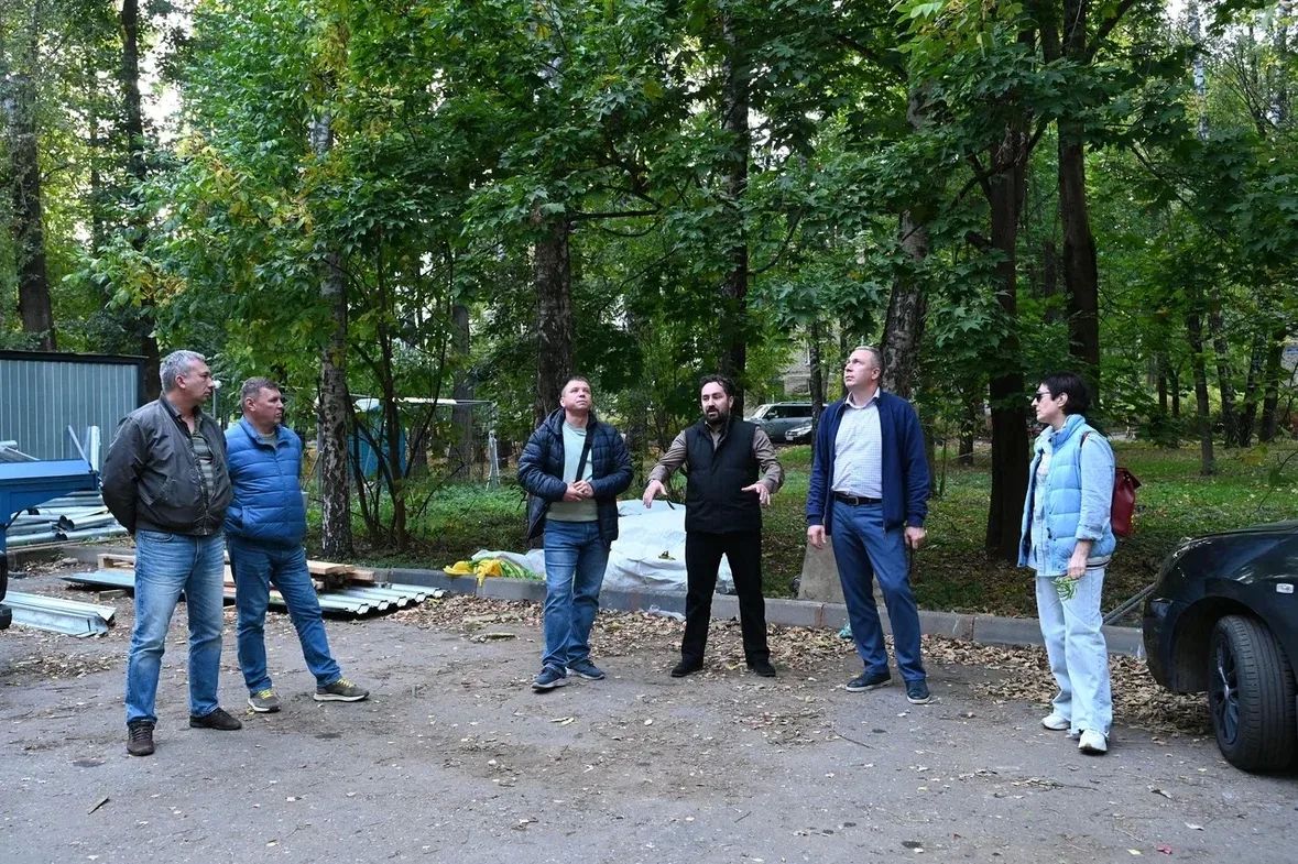 На связи с жителями. Заместитель главы городского округа Красногорск Дмитрий Зверев провел обход территории на улице Парковой в Нахабино На связи с жителями. Заместитель главы городского округа Красногорск Дмитрий Зверев провел обход территории на улице Парковой в Нахабино