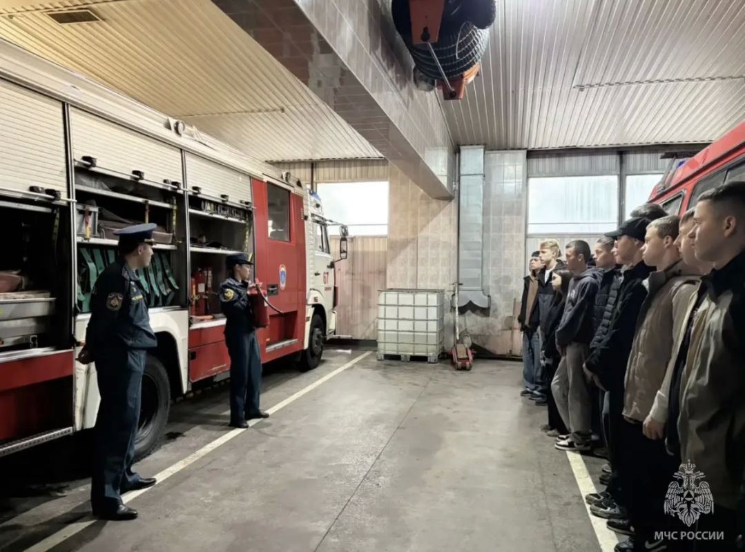 Сотрудники МЧС России провели экскурсию в 67 ПСЧ для студентов колледжа Сотрудники МЧС России провели экскурсию в 67 ПСЧ для студентов колледжа