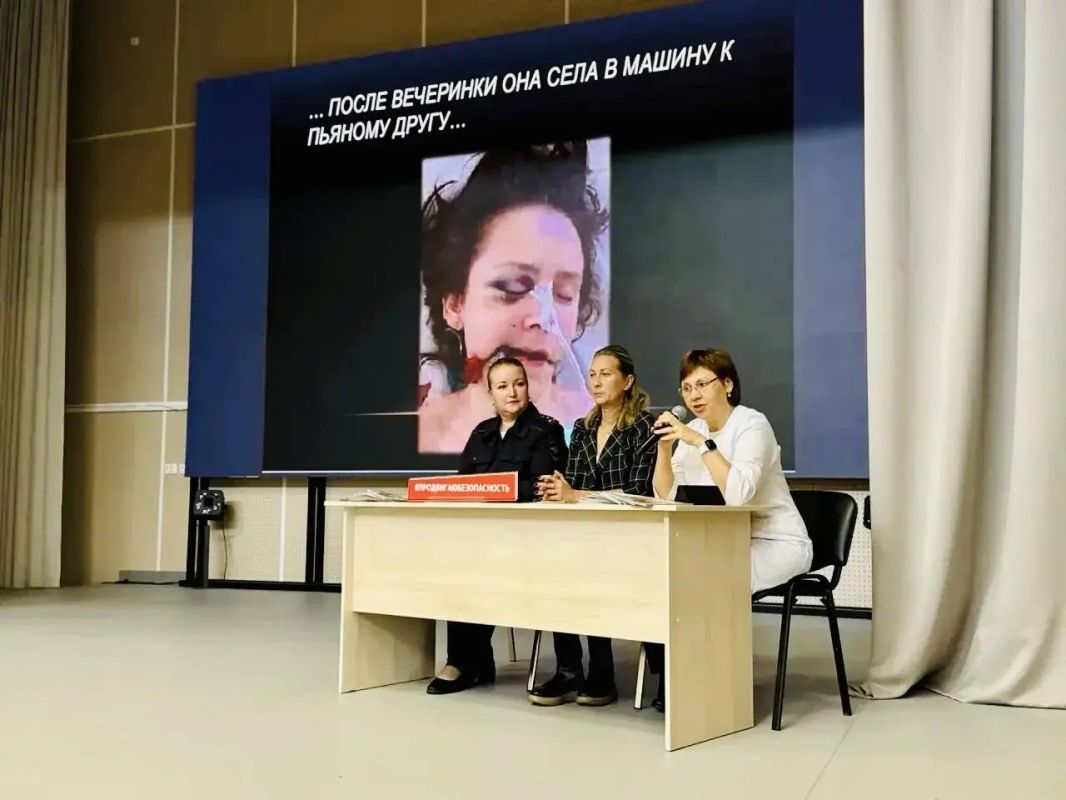 В железнодорожном техникуме имени В. И. Бондаренко подмосковного Орехово-Зуево сотрудники Госавтоинспекции провели для студентов обучающий «Краш-курс», направленный на профилактику дорожно-транспортных происшествий и... В железнодорожном техникуме имени В. И. Бондаренко подмосковного Орехово-Зуево сотрудники Госавтоинспекции провели для студентов обучающий «Краш-курс», направленный на профилактику дорожно-транспортных происшествий и...