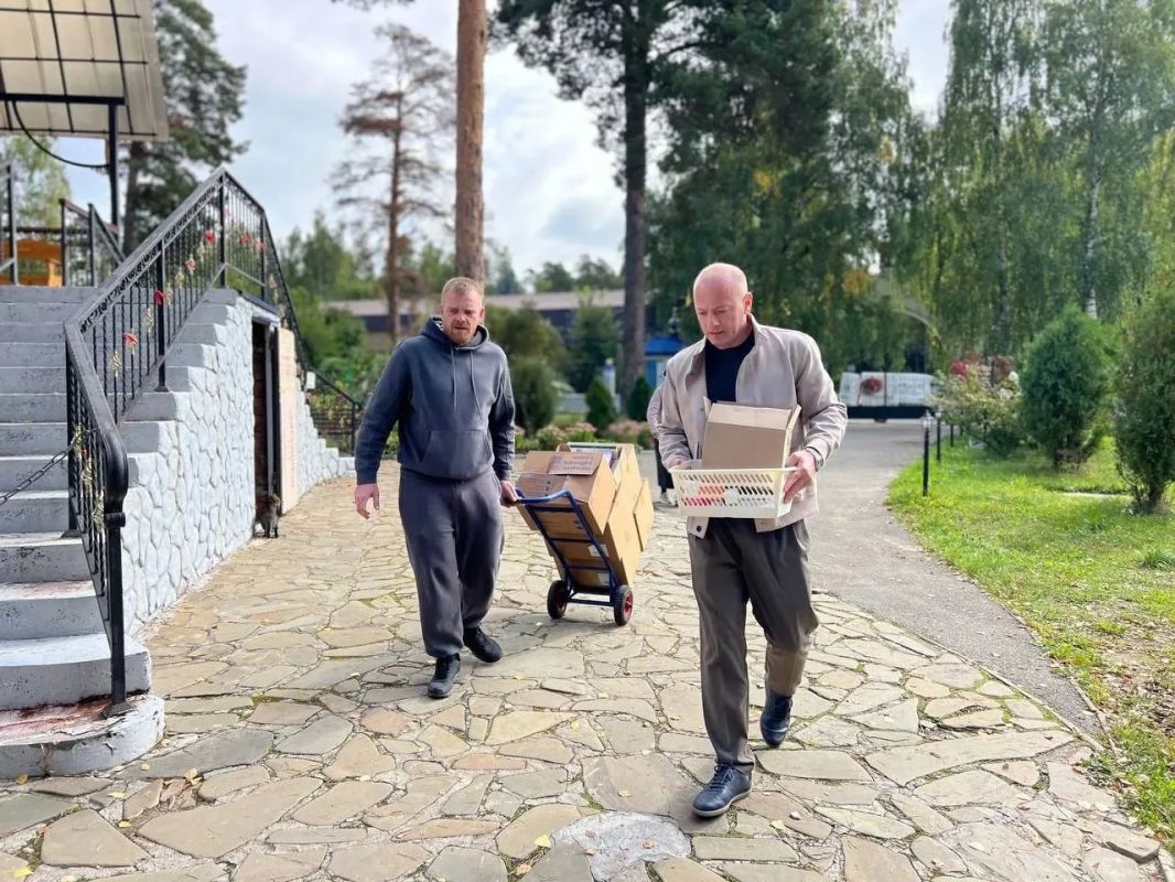Депутат Совета депутатов Дмитрий Кульков передал гуманитарную помощь в Александро-Невский храм