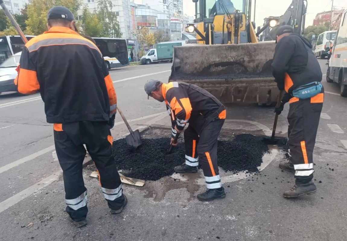 Сотрудники городского предприятия «Автобытдор» продолжают ремонтные работы по восстановлению дорожного полотна Сотрудники городского предприятия «Автобытдор» продолжают ремонтные работы по восстановлению дорожного полотна