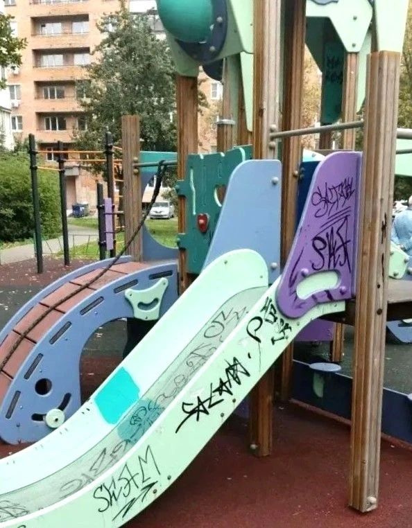 «Я художник, я так вижу» — так, видимо, подумали ребята, которые отдыхали на детской площадке во дворе дома 17, корп «Я художник, я так вижу» — так, видимо, подумали ребята, которые отдыхали на детской площадке во дворе дома 17, корп
