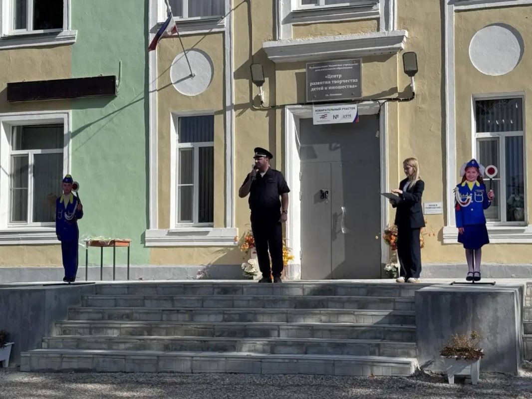 В Луховицах в рамках Всероссийской «Недели безопасности дорожного движения» сотрудники Госавтоинспекции совместно с педагогами Центра развития творчества детей и юношества провели традиционный праздник «Посвящение в юные... В Луховицах в рамках Всероссийской «Недели безопасности дорожного движения» сотрудники Госавтоинспекции совместно с педагогами Центра развития творчества детей и юношества провели традиционный праздник «Посвящение в юные...