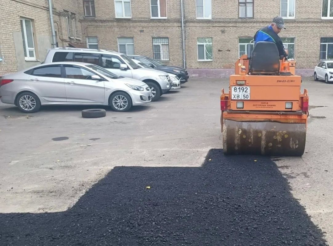 Сотрудники городского предприятия «Автобытдор» продолжают ремонтные работы по восстановлению дорожного полотна Сотрудники городского предприятия «Автобытдор» продолжают ремонтные работы по восстановлению дорожного полотна